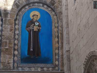 L�ultimo dei tre soggetti, Sant�Antonio, ci appare ora meno austero, anche se continua ad avere il libro e il giglio saldi in mano: simboli di scienza, purezza e lotta contro il male